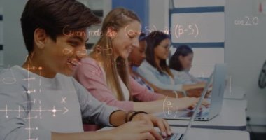 Dizüstü bilgisayarlarla çalışan mutlu öğrencilerin üzerinde hareket eden matematik formüllerinin animasyonu. öğrenim, okul, eğitim ve teknoloji konsepti dijital olarak oluşturulmuş video.