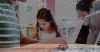 Matematik formüllerinin animasyonu okulda dizüstü bilgisayar kullanan beyaz bir çocuğun elleri üzerinde hareket ediyor. öğrenim, okul, eğitim ve teknoloji konsepti dijital olarak oluşturulmuş video.