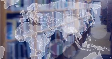 Dünya haritası animasyonu ve kitapların üzerinde parlayan noktalar. Uluslararası okuryazarlık günü ve okuma konsepti dijital olarak oluşturulmuş video.