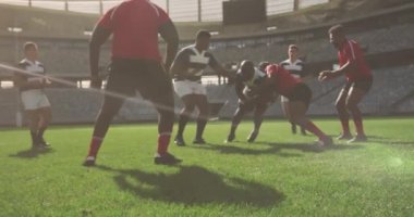 Sahadaki oyun sırasında rugby oyuncularından oluşan farklı takımların üzerinde hareket eden spot ışıklarının animasyonu. Spor, kazanma ve yarışma konsepti dijital olarak oluşturulmuş video.