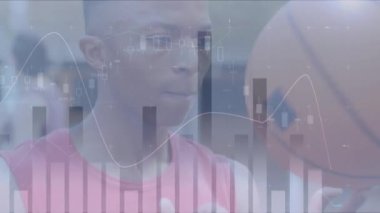 Basketbol oynayan Afrikalı Amerikalı bir adamın finansal veri işleme animasyonu. global spor, veri işleme ve dijital arayüz kavramı dijital olarak oluşturulmuş video.