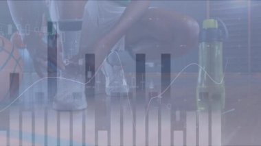 Basketbol oynayan Afrikalı Amerikalı bir adamın finansal veri işleme animasyonu. global spor, veri işleme ve dijital arayüz kavramı dijital olarak oluşturulmuş video.