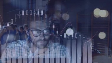 Finansal veri işleme animasyonu ve basketbol oyuncuları üzerinde beyaz iş adamı. global spor, veri işleme ve dijital arayüz kavramı dijital olarak oluşturulmuş video.