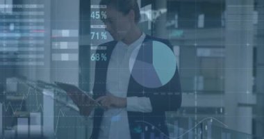 Kafkasyalı iş kadınıyla ilgili finansal veri işleme animasyonu. küresel iş, finans ve veri işleme kavramı dijital olarak oluşturulmuş video.