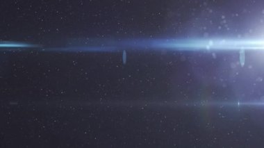 Işık izlerinin ve siyah arkaplandaki lekelerin animasyonu. ışık, desen ve hareket konsepti dijital olarak oluşturulmuş video.