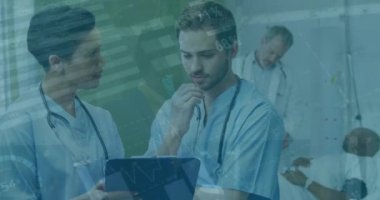 Çeşitli doktor ve hastalar üzerinde veri işleme animasyonu. küresel tıp, sağlık ve veri işleme kavramı dijital olarak oluşturulmuş video.