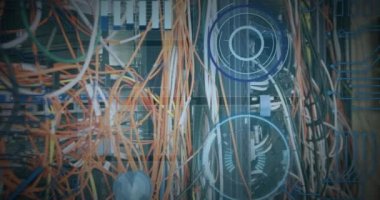 Bilgisayar kabloları üzerinden veri işleme animasyonu. bilgisayarlar, ağ, veri işleme, teknoloji ve dijital arayüz kavramı dijital olarak oluşturuldu.