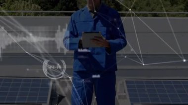 Güneş panelleri ve beyaz erkek mühendis üzerinden bağlantı ağının animasyonu. Çevre, sürdürülebilirlik, ekoloji, yenilenebilir enerji konsepti dijital olarak oluşturulmuş video.