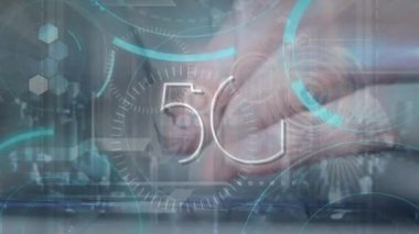 Elle ve 5G metinle veri işleme animasyonu. küresel iş, finans, bağlantılar ve dijital arayüz konsepti dijital olarak oluşturulmuş video.