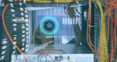 Kafkas kadın mühendis üzerinden bilgisayar kablolarına bağlanan veri işleme animasyonu. bilgisayarlar, ağ, veri işleme, teknoloji ve dijital arayüz kavramı dijital olarak oluşturuldu.