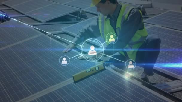 太陽電池パネルと白人男性エンジニアの接続のネットワークのアニメーション 持続可能性 生態系 再生可能エネルギーの概念をデジタルで — ストック動画