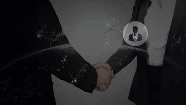 握手をするビジネスマンの中央部にアイコンとの接続のネットワークのアニメーション 世界的なつながりビジネスとテクノロジーの概念における協力デジタルで生成されたビデオ — ストック動画