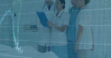 Çeşitli doktorlar üzerinde veri işleme animasyonu. küresel tıp, sağlık ve veri işleme kavramı dijital olarak oluşturulmuş video.