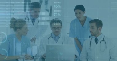 Çeşitli doktorlar üzerinde veri işleme animasyonu. küresel tıp, sağlık ve veri işleme kavramı dijital olarak oluşturulmuş video.