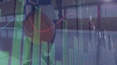 Basketbol oynayan Afrikalı Amerikalı bir adamın finansal veri işleme animasyonu. global spor, veri işleme ve dijital arayüz kavramı dijital olarak oluşturulmuş video.