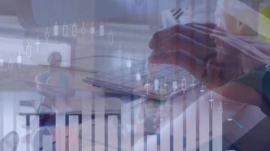 Finansal veri işleme ve çeşitli basketbol oyuncuları üzerinde klavyeye yazı yazan ellerin animasyonu. global spor, veri işleme ve dijital arayüz kavramı dijital olarak oluşturulmuş video.