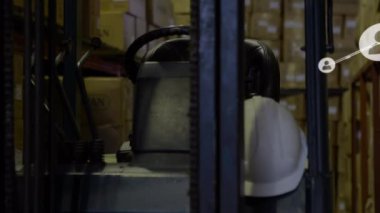 Boş deponun üzerindeki simgelerle bağlantı ağının animasyonu. küresel sevkiyat, dağıtım ve bağlantılar konsepti dijital olarak oluşturulmuş video.