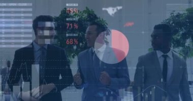 Çeşitli iş adamlarının konuşmalarıyla ilgili veri işleme animasyonu. küresel iş, finans, bağlantılar ve dijital arayüz konsepti dijital olarak oluşturulmuş video.