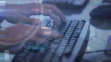 Bilgisayar kullanarak ellerin üzerinde veri işleme animasyonu. küresel iş, finans, bağlantılar ve dijital arayüz konsepti dijital olarak oluşturulmuş video.