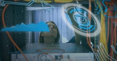 Kabloları birbirine bağlayan beyaz kadın mühendis üzerinden veri işleme animasyonu. bilgisayarlar, ağ, veri işleme, teknoloji ve dijital arayüz kavramı dijital olarak oluşturuldu.