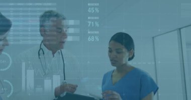 Çeşitli doktorlar üzerinde veri işleme animasyonu. küresel tıp, sağlık ve veri işleme kavramı dijital olarak oluşturulmuş video.