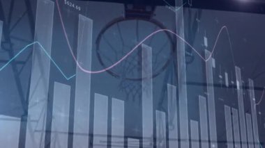 Basketbol oynayan Afrikalı Amerikalı bir adamın finansal veri işleme animasyonu. global spor, veri işleme ve dijital arayüz kavramı dijital olarak oluşturulmuş video.