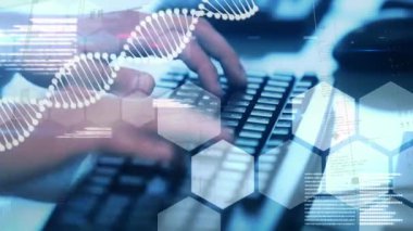 Bilgisayar kullanarak ellerin üzerinde veri işleme animasyonu. küresel iş, finans, bağlantılar ve dijital arayüz konsepti dijital olarak oluşturulmuş video.