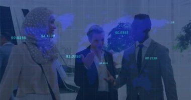 Çeşitli iş adamlarının konuşmaları üzerine veri işleme animasyonu. küresel iş, finans, bağlantılar ve dijital arayüz konsepti dijital olarak oluşturulmuş video.