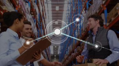 Depodaki çeşitli insanlar üzerindeki bağlantı ağının animasyonu. küresel sevkiyat, dağıtım ve bağlantılar konsepti dijital olarak oluşturulmuş video.