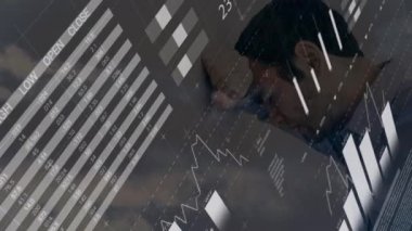Yorgun Kafkasyalı iş adamının grafik ve verilerinin animasyonu. küresel finans, iş ve teknoloji alanında işbirliği dijital olarak üretilen video konsepti.