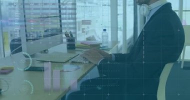 Ofisteki odaklanmış Kafkas işadamı üzerine finansal verilerin ve grafiklerin animasyonu. işletme, finans, ekonomi ve teknoloji konsepti dijital olarak oluşturulmuş video.