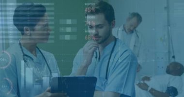 Çeşitli doktor ve hastalar üzerinde veri işleme animasyonu. küresel tıp, sağlık ve veri işleme kavramı dijital olarak oluşturulmuş video.