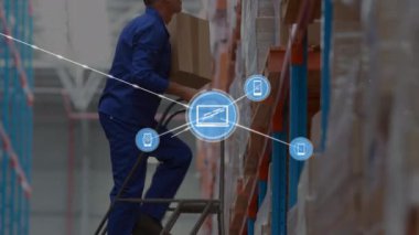 Depodaki beyaz adamın üzerindeki ikonlarla olan bağlantıların animasyonu. küresel sevkiyat, dağıtım ve bağlantılar konsepti dijital olarak oluşturulmuş video.