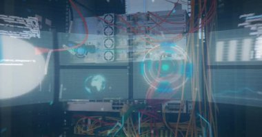 Bilgisayar kabloları üzerinden ekranda küre ve veri işleme animasyonu. bilgisayarlar, ağ, veri işleme, teknoloji ve dijital arayüz kavramı dijital olarak oluşturuldu.