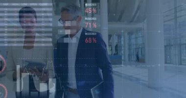 Çeşitli iş adamlarının konuşmaları üzerine veri işleme animasyonu. küresel iş, finans, bağlantılar ve dijital arayüz konsepti dijital olarak oluşturulmuş video.