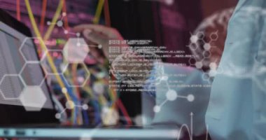 Sunucu odasındaki Afro-Amerikan erkek çalışanın veri işleme animasyonu. küresel iş, bulut hesaplama ve dijital arayüz konsepti dijital olarak oluşturulmuş video.