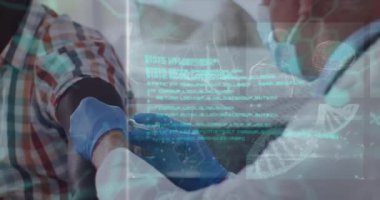 Kafkas erkek doktor aşılama hastasının veri işleme animasyonu. Huzurevi takılma ve dijital arayüz konsepti dijital olarak oluşturulmuş video.