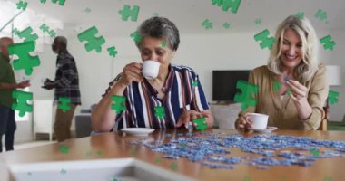 Muhtelif yaşlılar grubunun konuşmasının bulmaca animasyonu. Huzurevi takılma ve dijital arayüz konsepti dijital olarak oluşturulmuş video.