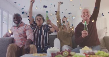 Konfeti animasyonu televizyon izleyen çeşitli yaşlılar grubunun üzerinde. Huzurevi takılma ve dijital arayüz konsepti dijital olarak oluşturulmuş video.