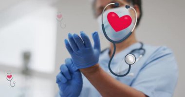 Eldivenli Afro-Amerikan kadın doktor üzerinde steteskop simgelerinin canlandırılması. Huzurevi takılma ve dijital arayüz konsepti dijital olarak oluşturulmuş video.