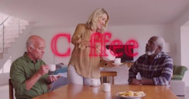 Çeşitli yaşlıların konuşmaları üzerine kahve metninin animasyonu. Huzurevi takılma ve dijital arayüz konsepti dijital olarak oluşturulmuş video.