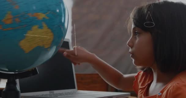 Анімація Математичних Рівнянь Над Кавказькою Школяркою Глобусом Глобальна Освіта Концепція — стокове відео
