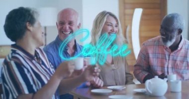 Çeşitli yaşlıların konuşmaları üzerine kahve metninin animasyonu. Huzurevi takılma ve dijital arayüz konsepti dijital olarak oluşturulmuş video.