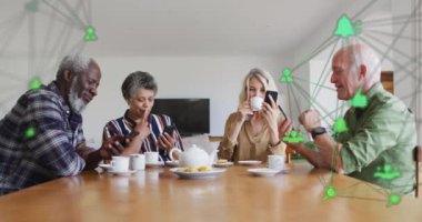 Farklı yaşlılardan oluşan bir grubun konuşmasının ardından medya simgelerinin canlandırılması. Huzurevi takılma ve dijital arayüz konsepti dijital olarak oluşturulmuş video.