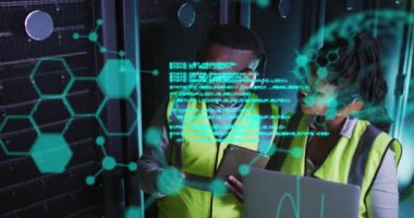 Sunucu odasındaki Afro-Amerikan işçilerin veri işleme animasyonları. küresel iş, bulut hesaplama ve dijital arayüz konsepti dijital olarak oluşturulmuş video.