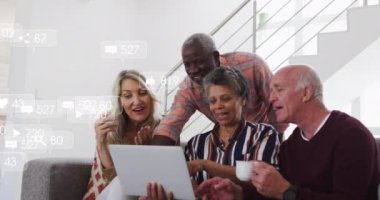 Dizüstü bilgisayar kullanan çeşitli yaşlılar grubu üzerinde medya simgelerinin canlandırılması. Huzurevi takılma ve dijital arayüz konsepti dijital olarak oluşturulmuş video.