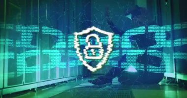 Video kulaklıklı beyaz adamın sunucu odasında asma kilit görüntüsü. küresel iş, bulut hesaplama ve dijital arayüz konsepti dijital olarak oluşturulmuş video.