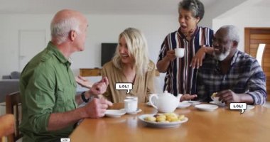 Yaşlıların konuştuğu çeşitli gruplar üzerine lol metinlerin animasyonu. Huzurevi takılma ve dijital arayüz konsepti dijital olarak oluşturulmuş video.