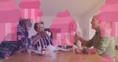 Muhtelif yaşlılar grubunun konuştuğu pasta simgelerinin canlandırılması. Huzurevi takılma ve dijital arayüz konsepti dijital olarak oluşturulmuş video.