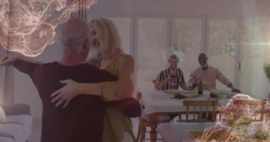 Farklı yaşlılar grubunun dans ettiği yerlerin animasyonu. Huzurevi takılma ve dijital arayüz konsepti dijital olarak oluşturulmuş video.